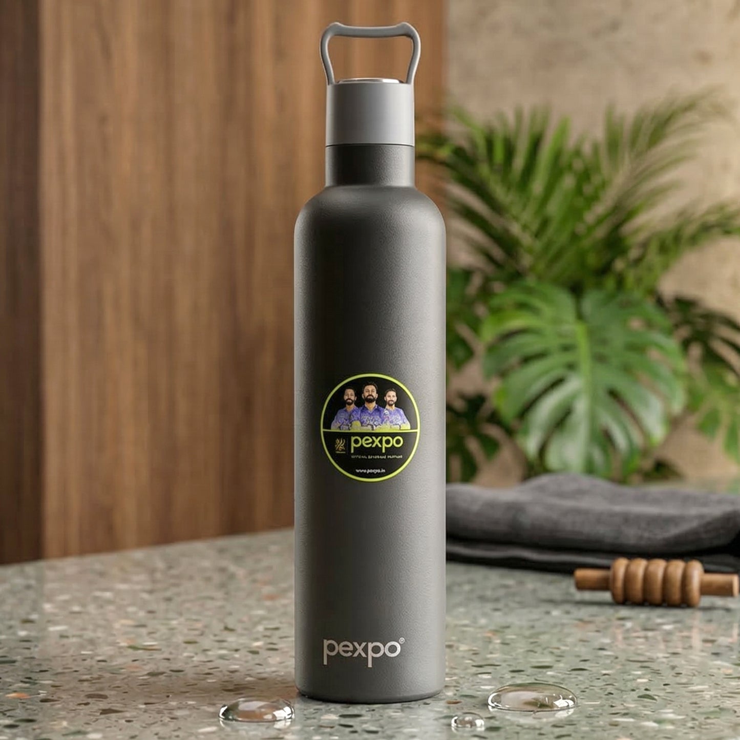 Wukusy Pexpo Oscar insulated stainless steel water bottle with leakproof lid, 750ml capacity on a white background