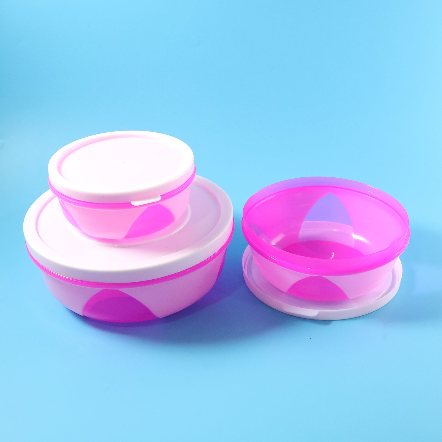 Set of three Wukusy plastic storage containers with secure lids, ideal for kitchen organization and food storage.