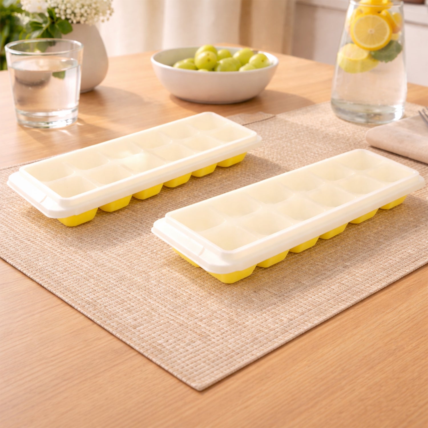 Wukusy 24 grid pop-up ice cube tray set with lids, two-piece plastic trays for easy ice cube removal and storage