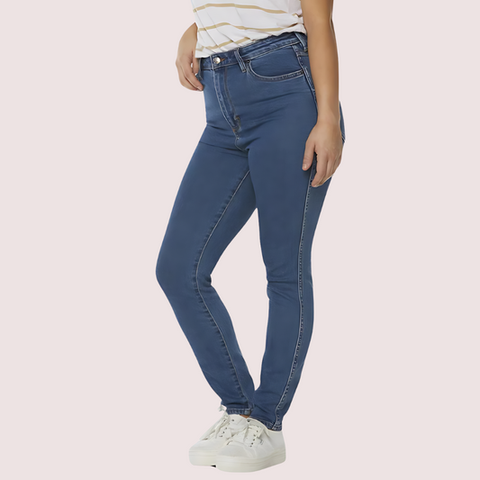 Snazzyway Chic Fit Noir Elegance skinny jeans displayed on a model, showing the sleek black denim and fitted style.