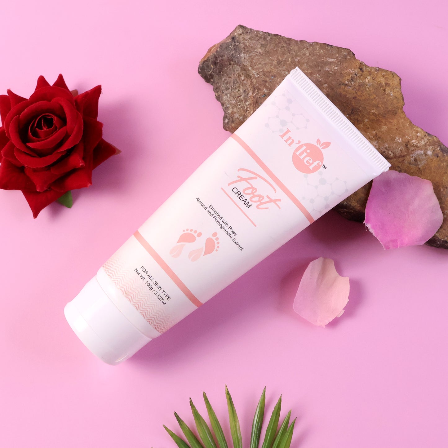 Wukusy Deep Nourishing Foot Care Cream in a 100g jar, smooth texture, ideal for moisturizing and revitalizing tired feet.