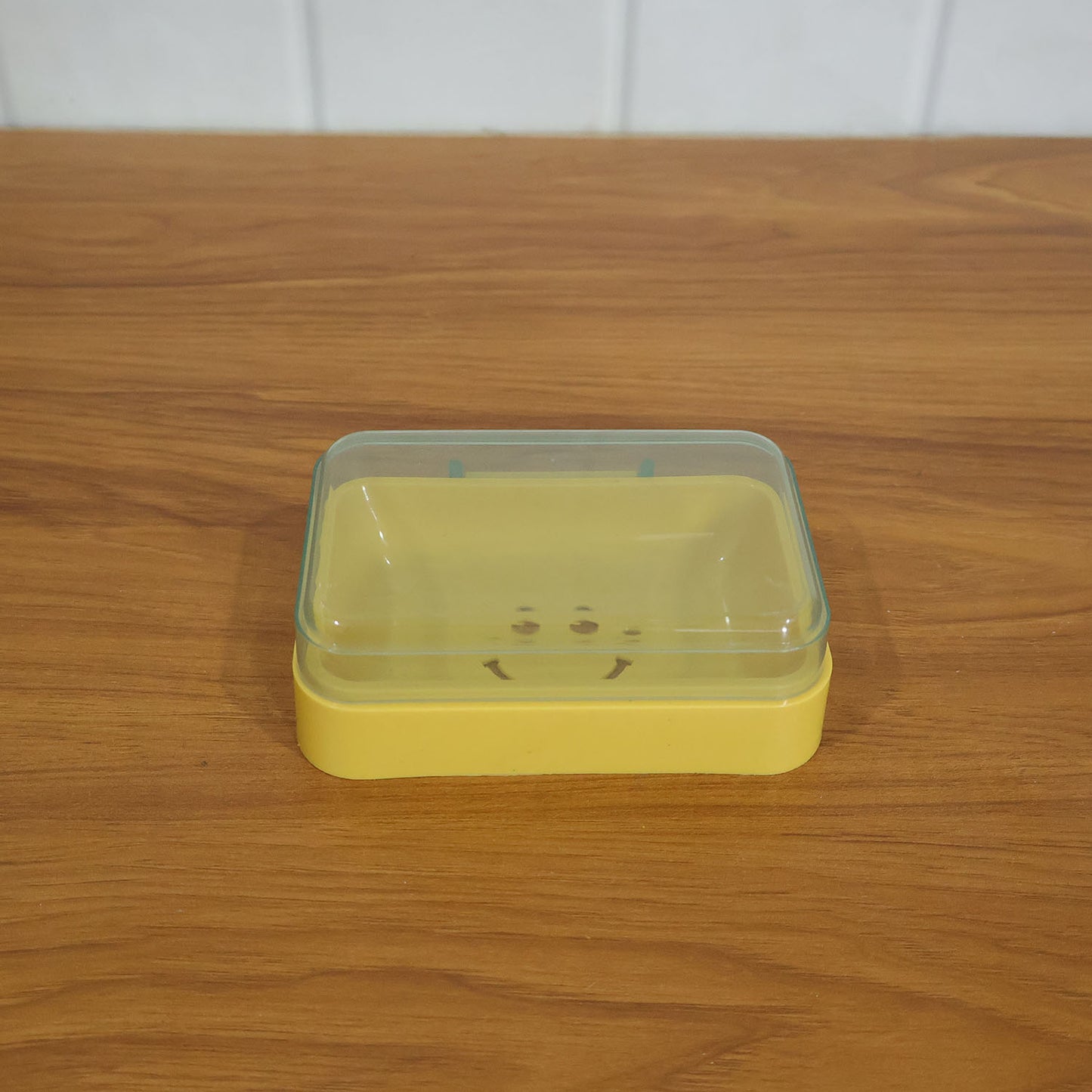 Cute smiley design plastic soap case by Wukusy, compact and colorful with a cheerful face, perfect for travel or bathroom use.