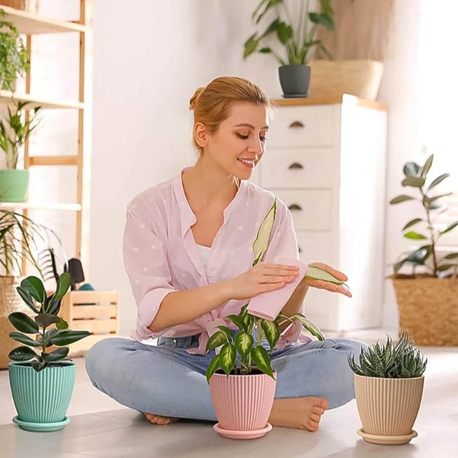 Set of five small round flower pots with bottom trays from Wukusy, measuring 14-16 cm, suitable for indoor or outdoor plants.