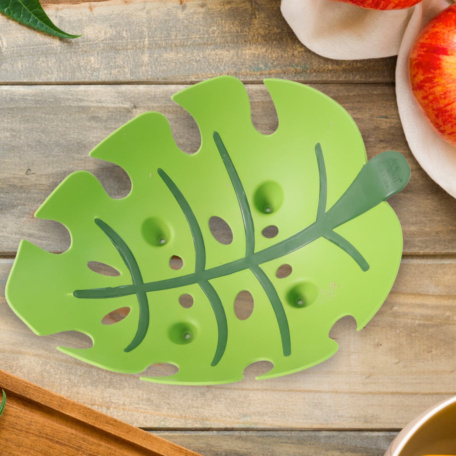 Leaf-shaped plastic fruit basket by Wukusy, displaying a decorative green leaf design perfect for holding fruits.