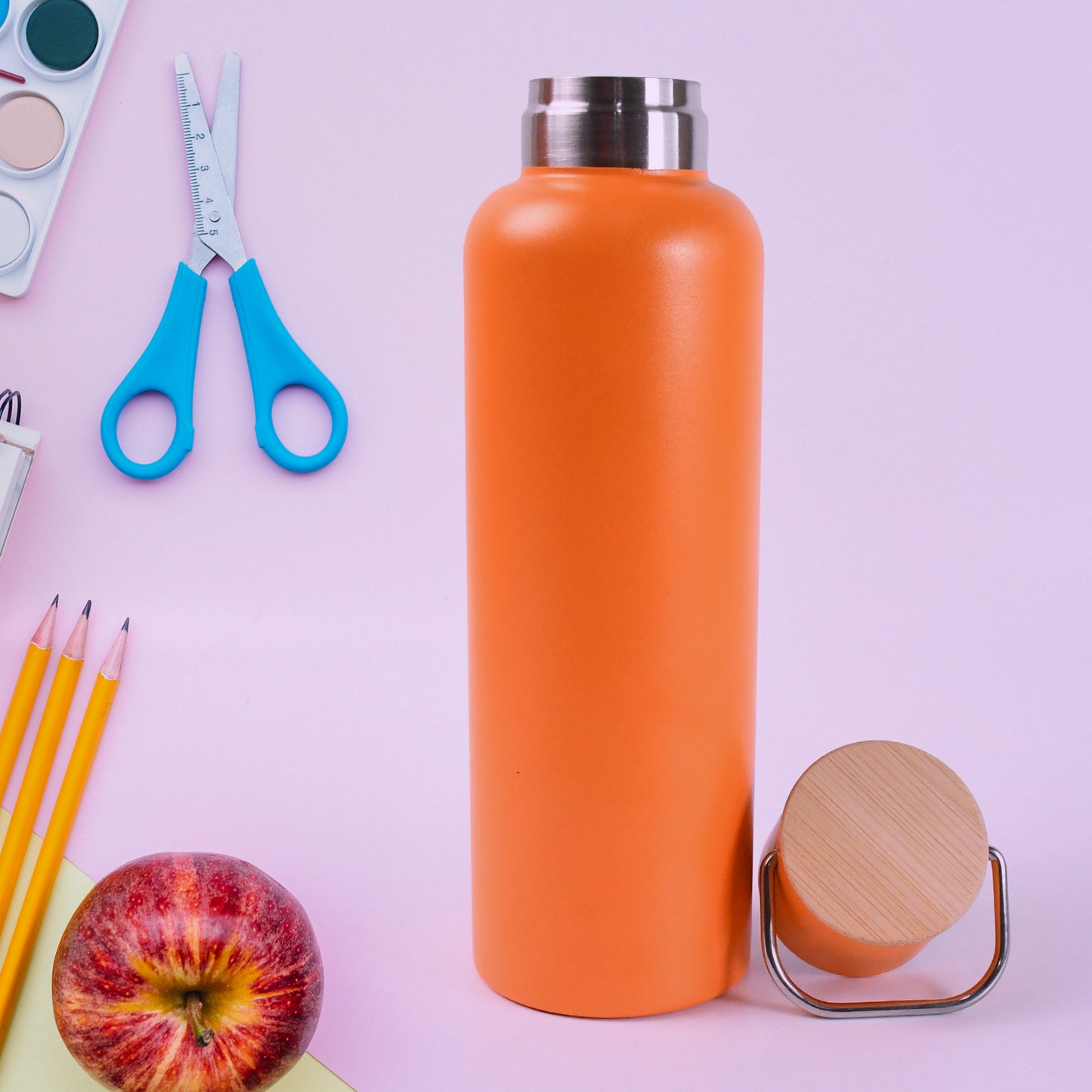 Stainless steel Wukusy 680ml high-quality water bottle with a sleek design, perfect for keeping beverages cold or hot.