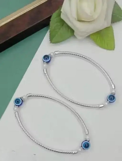 Silver-plated evil eye women’s anklet with agate stone from Ekom, adjustable design, featuring intricate jewelry details.