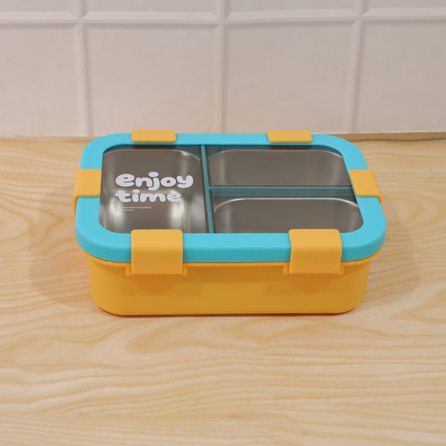 Wukusy stainless steel lunch box with three compartments, 600ml capacity, includes spoon and fork for versatile meal storage.