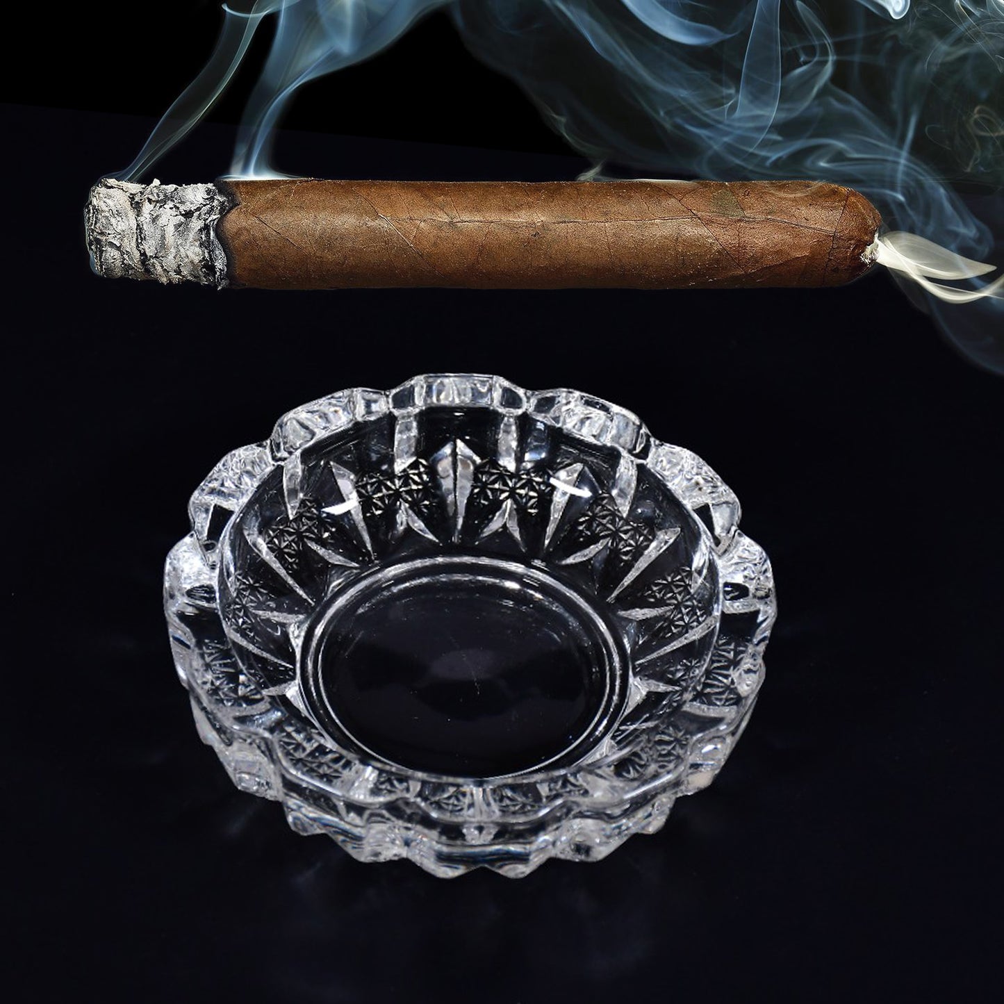 Wukusy Paricutin glass crystal cigar ashtray, round tabletop design, ideal for home or outdoor decor and indoor use.