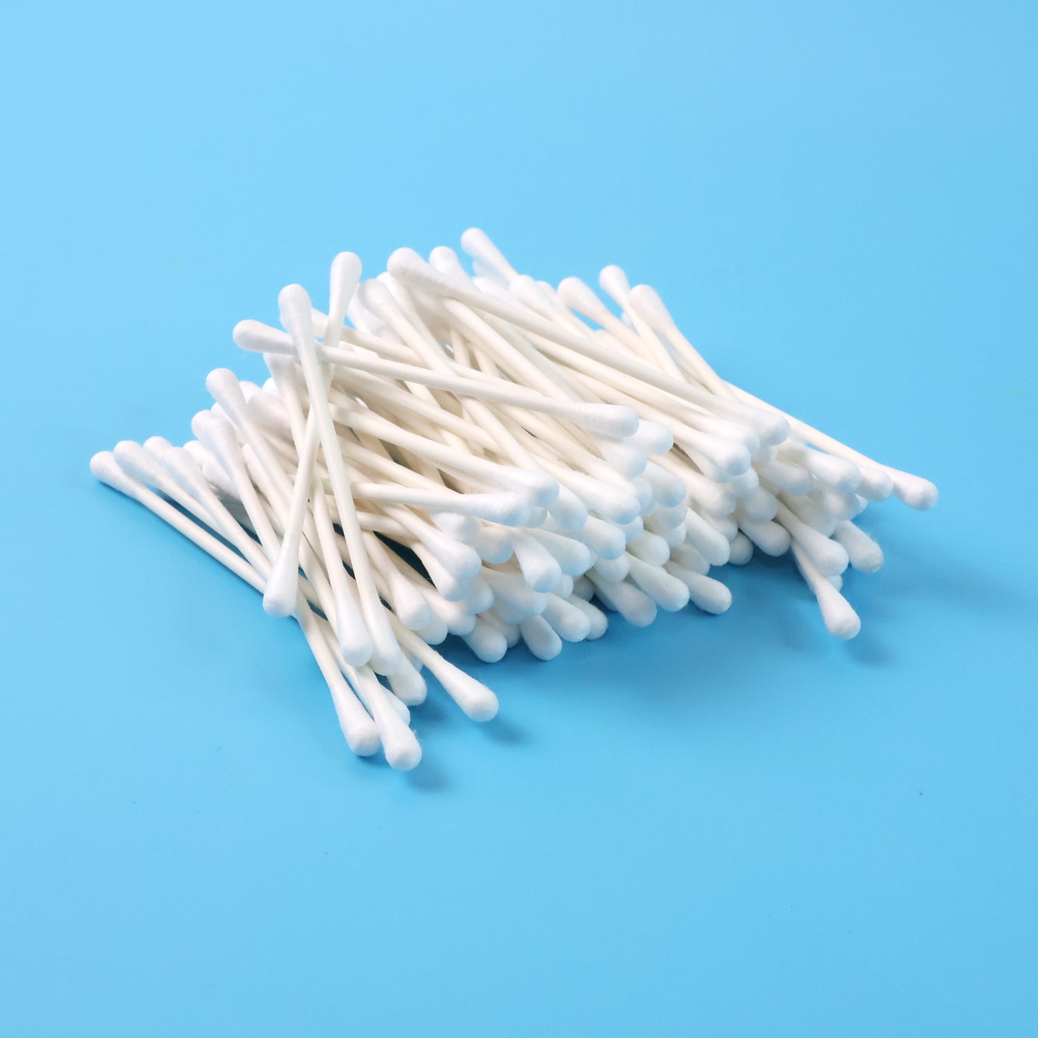 Box of 100 Wukusy paper-stick cotton swabs for health and beauty, with white cotton tips and biodegradable paper sticks.