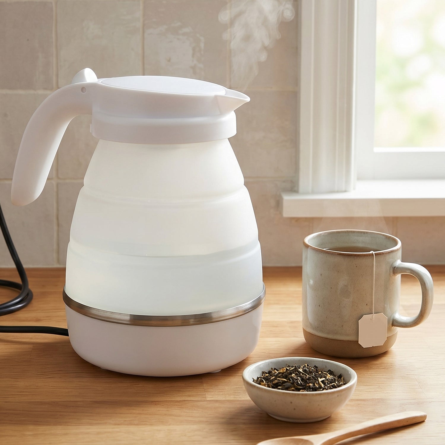 Wukusy collapsible travel electric kettle with 600ml capacity, foldable silicone water boiler, compact and portable for travel.