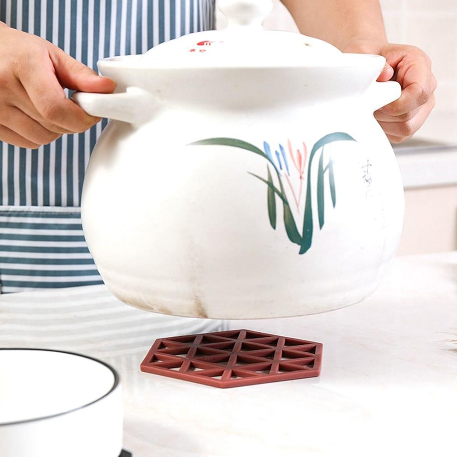 Wukusy 4042 PVC cup mat and tea coaster with non-slip, high-temperature insulation, hollow design, and anti-hot features for home use.