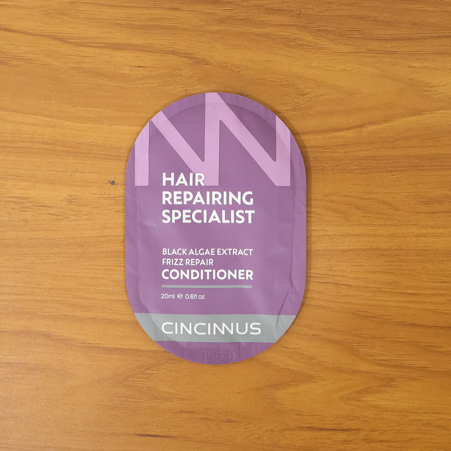 Wukusy Hair Repairing Conditioner sachet, 20ml, with nourishing formula for damaged hair, close-up of the small conditioner packet.