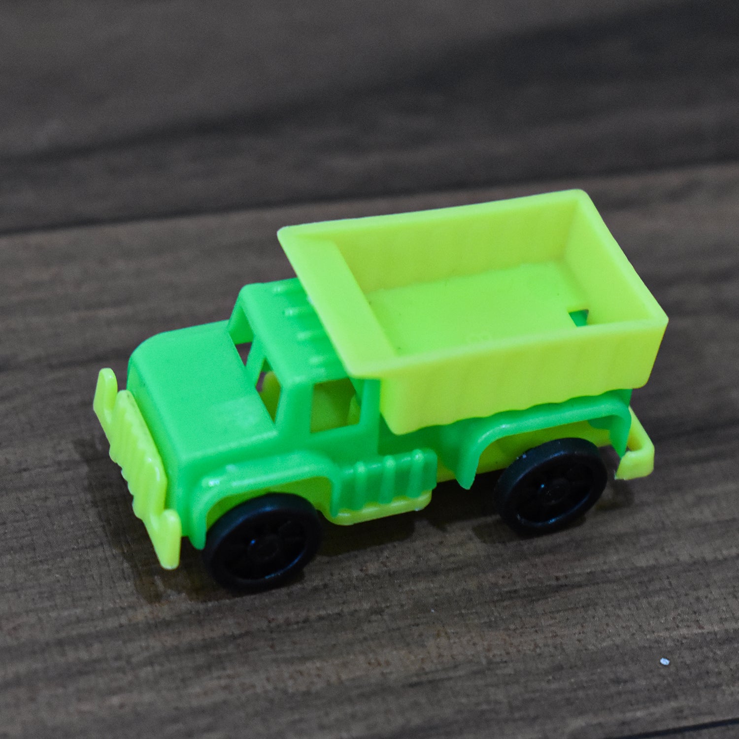 Wukusy 4423 Dumper Truck Toy for Kids, set of 30 colorful toy dump trucks with realistic details for children’s play.