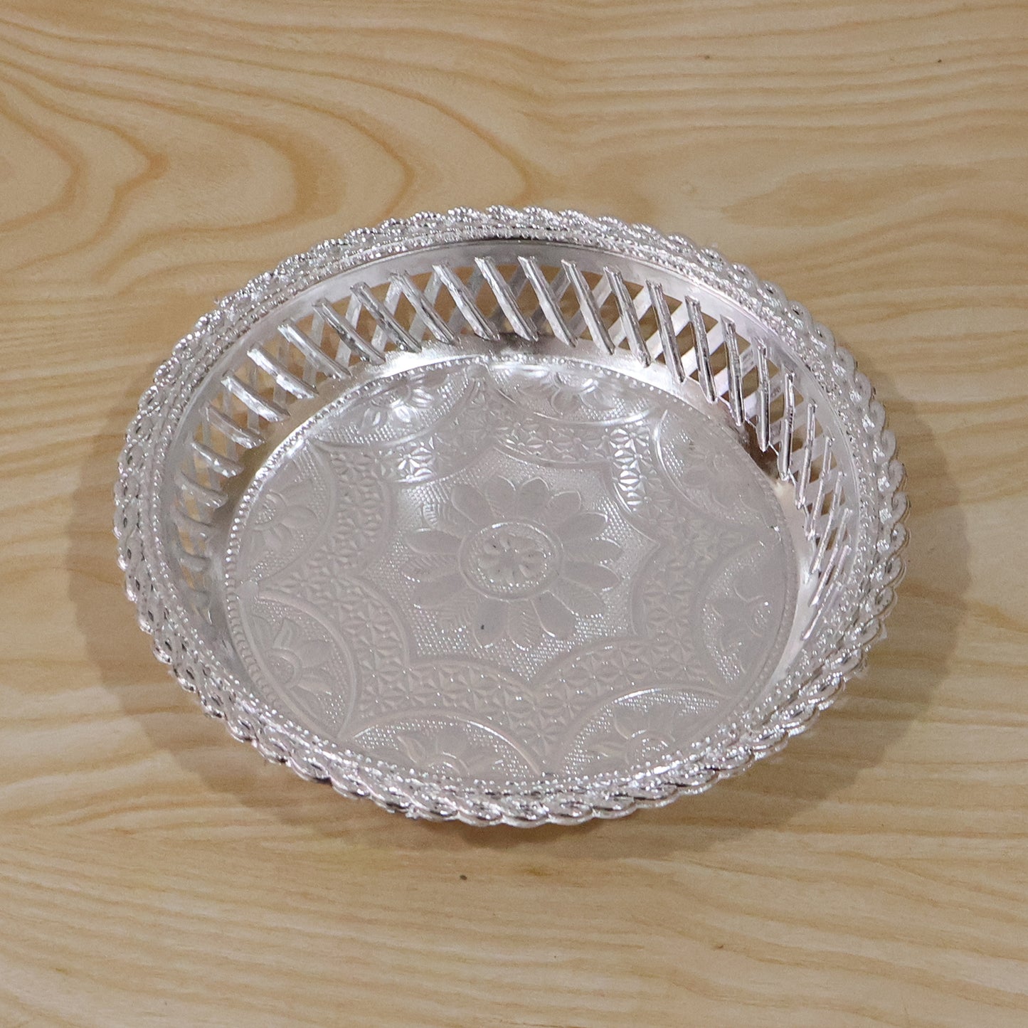 Elegant round silver serving tray with floral design by Wukusy, featuring intricate decorative patterns for stylish presentation.