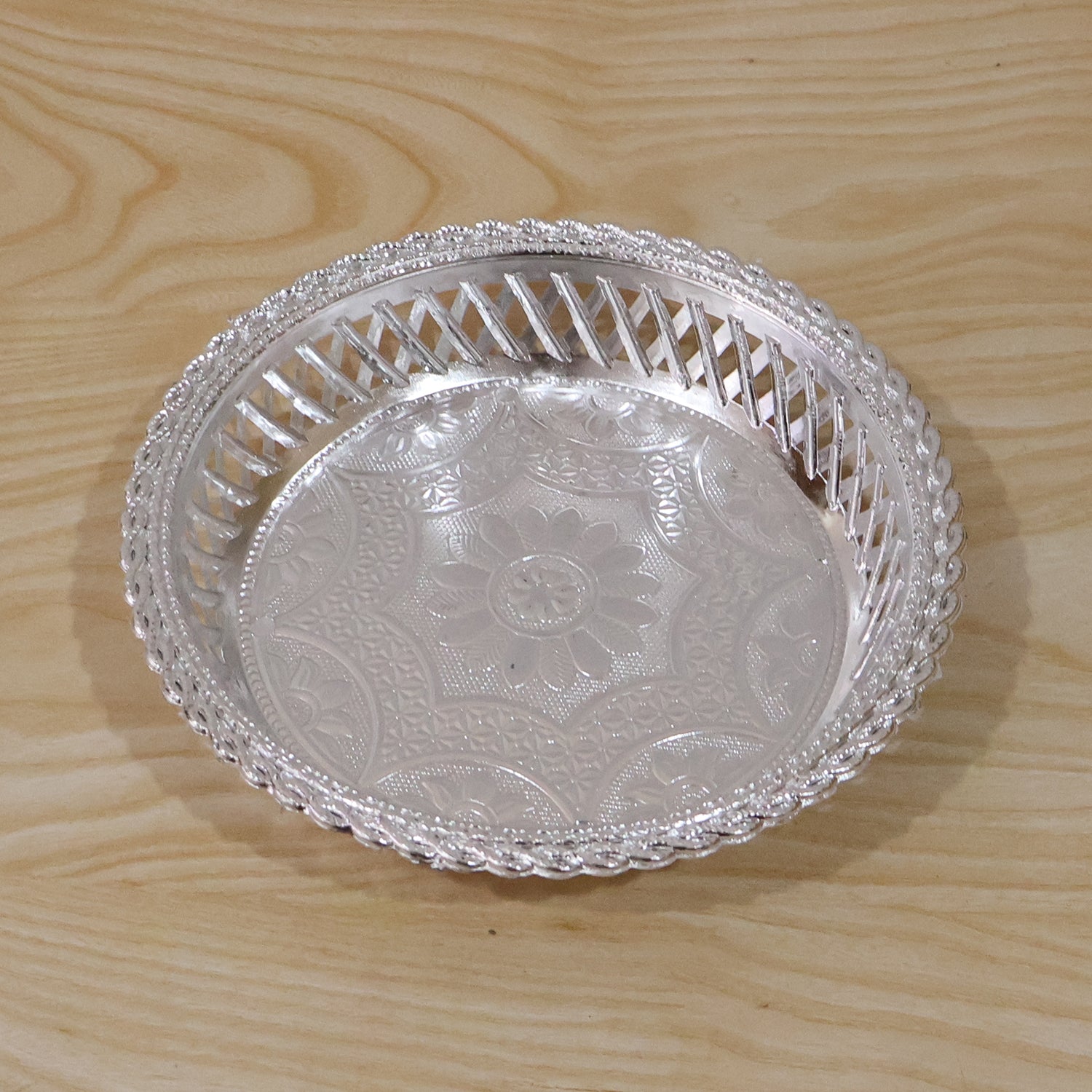 Elegant round silver serving tray with floral design by Wukusy, featuring intricate decorative patterns for stylish presentation.