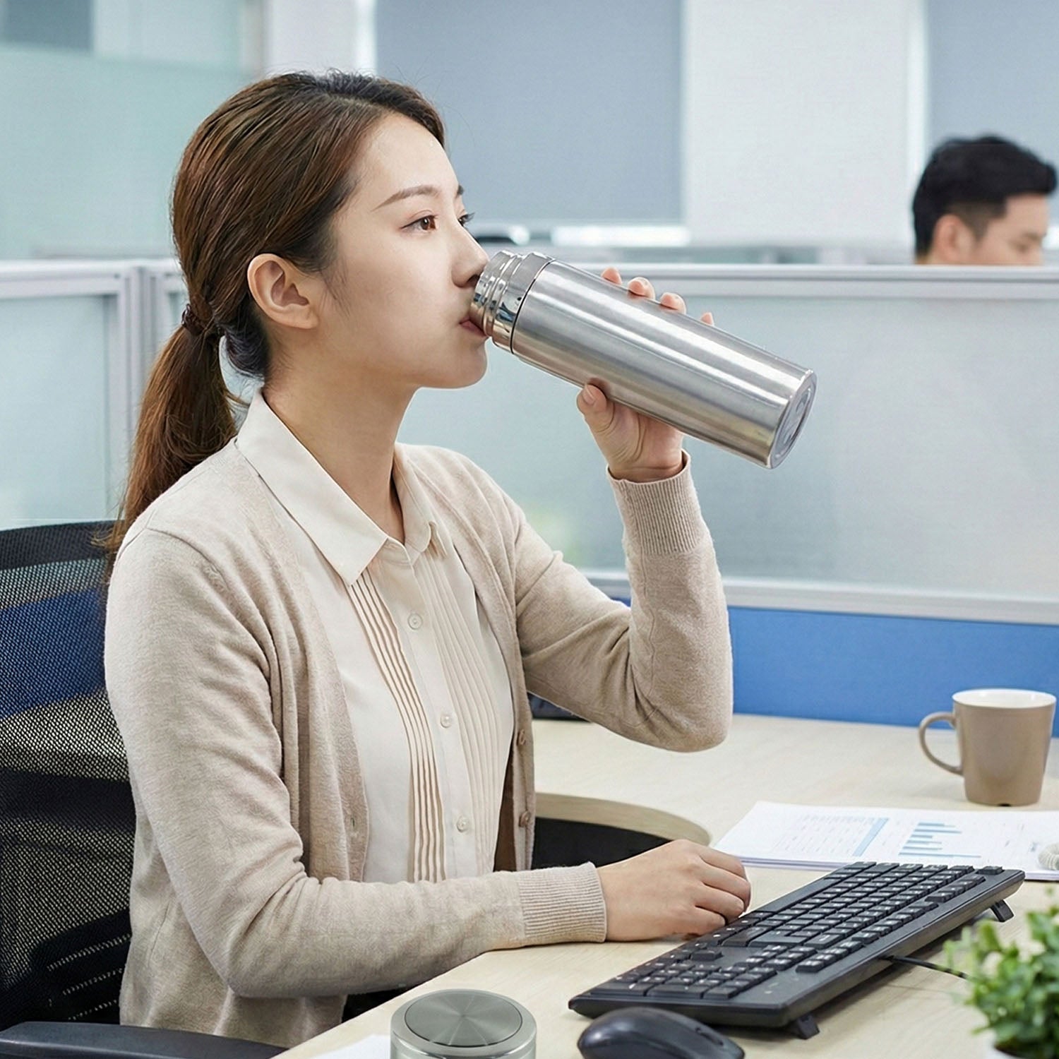 Stainless steel vacuum insulated flask bottle with leakproof lid, 800ml capacity, by Wukusy, shown with a sleek, shiny finish.