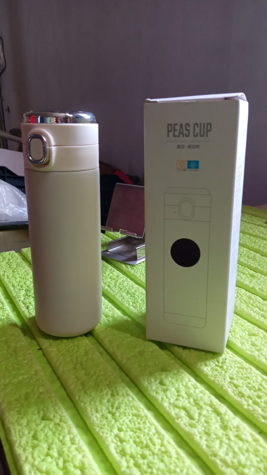 Wukusy smart insulated water bottle with LED temperature display, leak-proof design, suitable for office, gym, travel, and outdoor activities