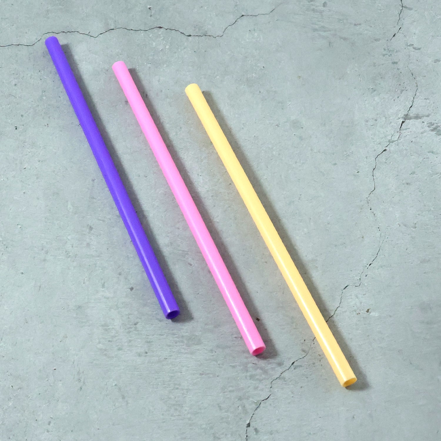 Colorful reusable Wukusy drinking straw for cold beverages, made of durable material, shown in multiple mixed colors.