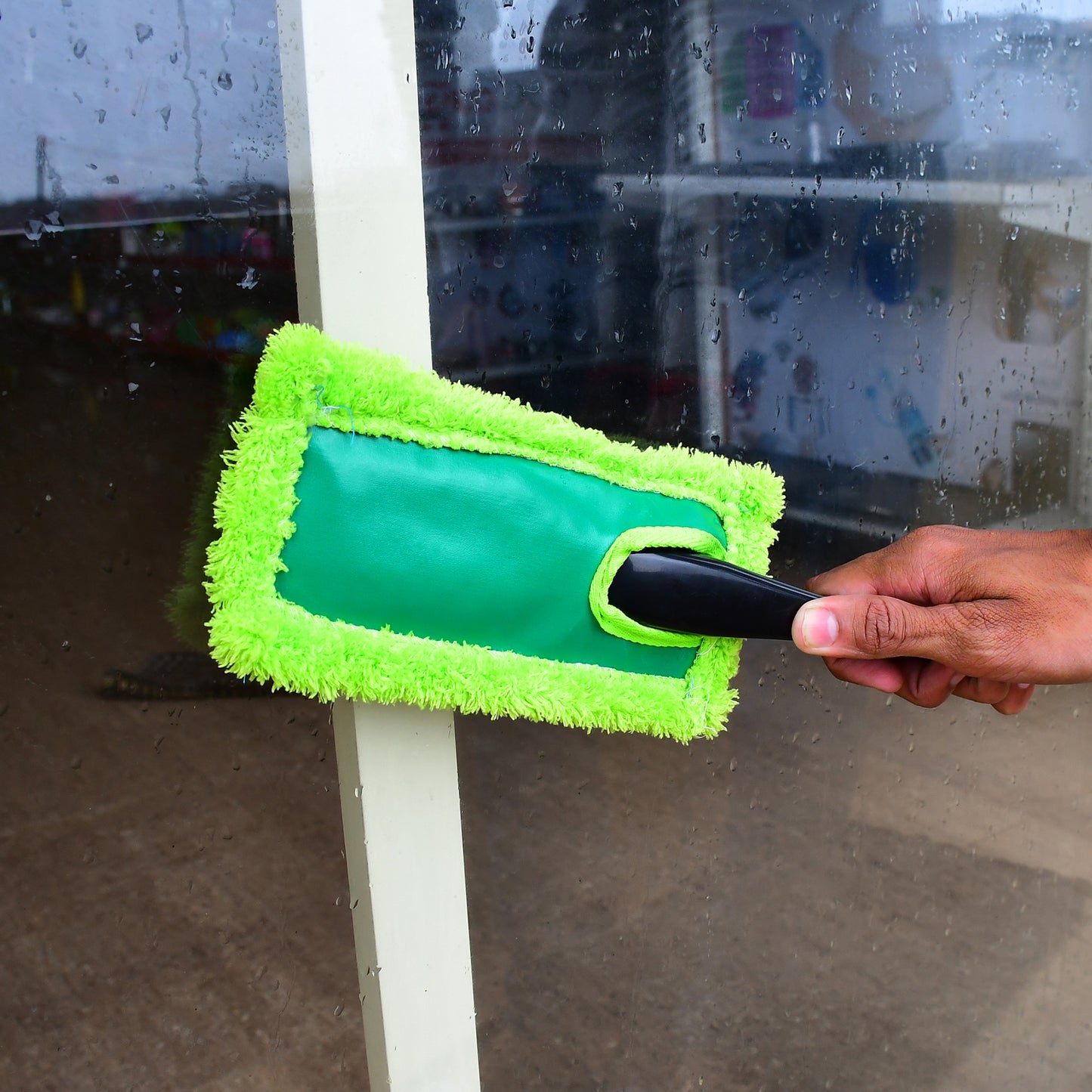 Wukusy 4947 car cleaning wash brush with large microfiber duster for dusting and cleaning vehicles and home surfaces