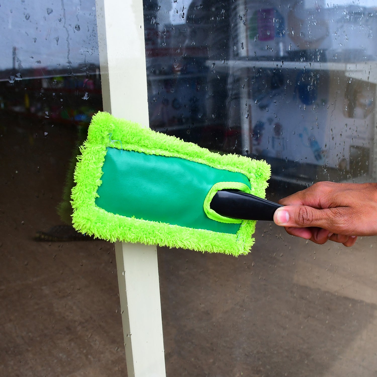 Wukusy 4947 car cleaning wash brush with large microfiber duster for dusting and cleaning vehicles and home surfaces