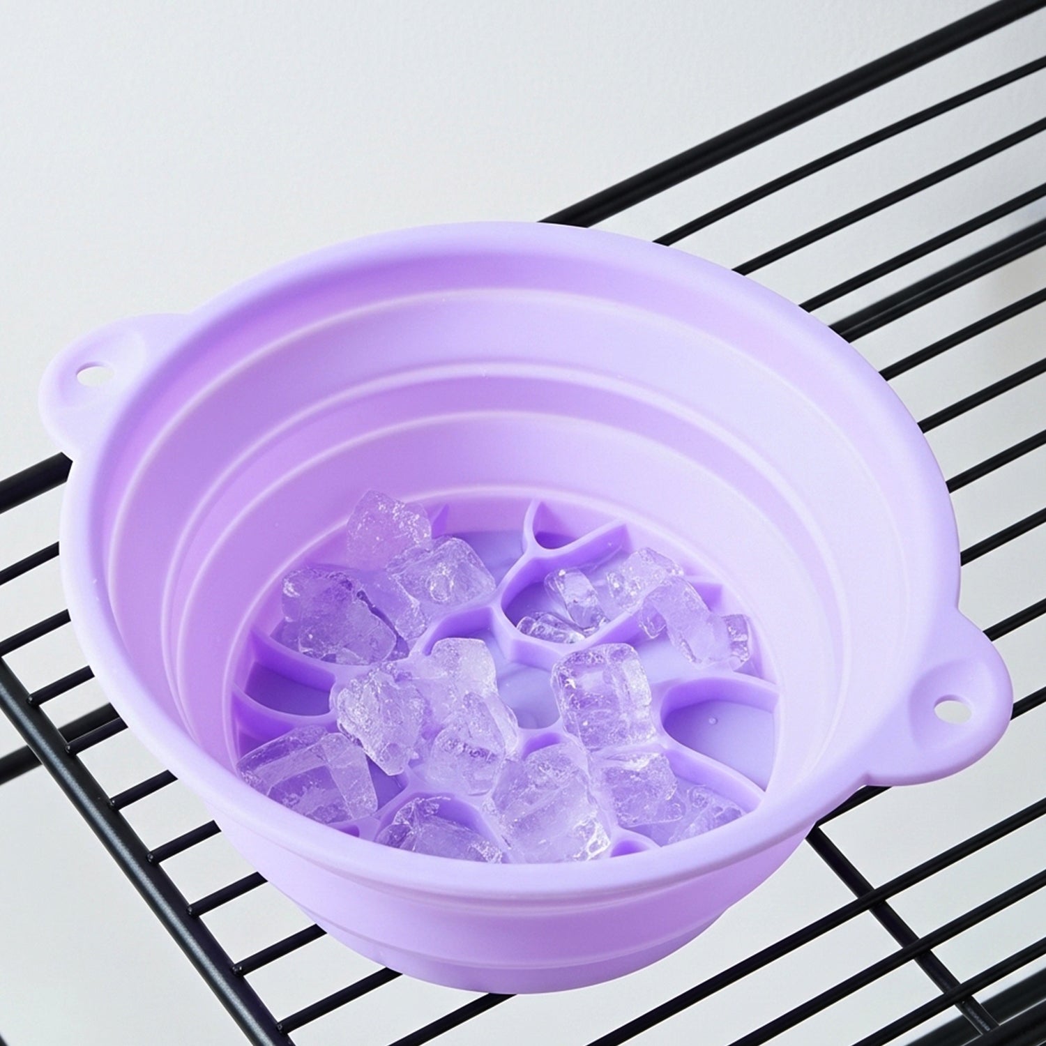 Folding silicone facial ice bath bowl by Wukusy, compact and flexible for skincare and facial cooling routines.