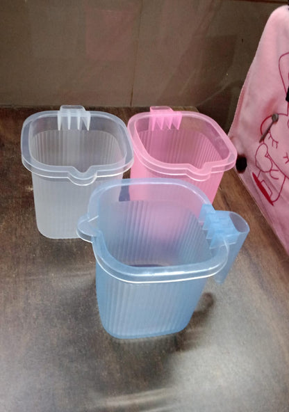 Transparent plastic square water mug by Wukusy, 1000ml capacity, in mixed colors, ideal for home and kitchen use.