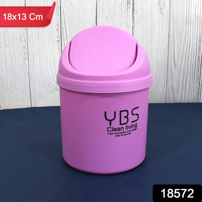 Small Wukusy mini trash can with lid, compact 18x13 cm, ideal for home use, made of durable plastic.
