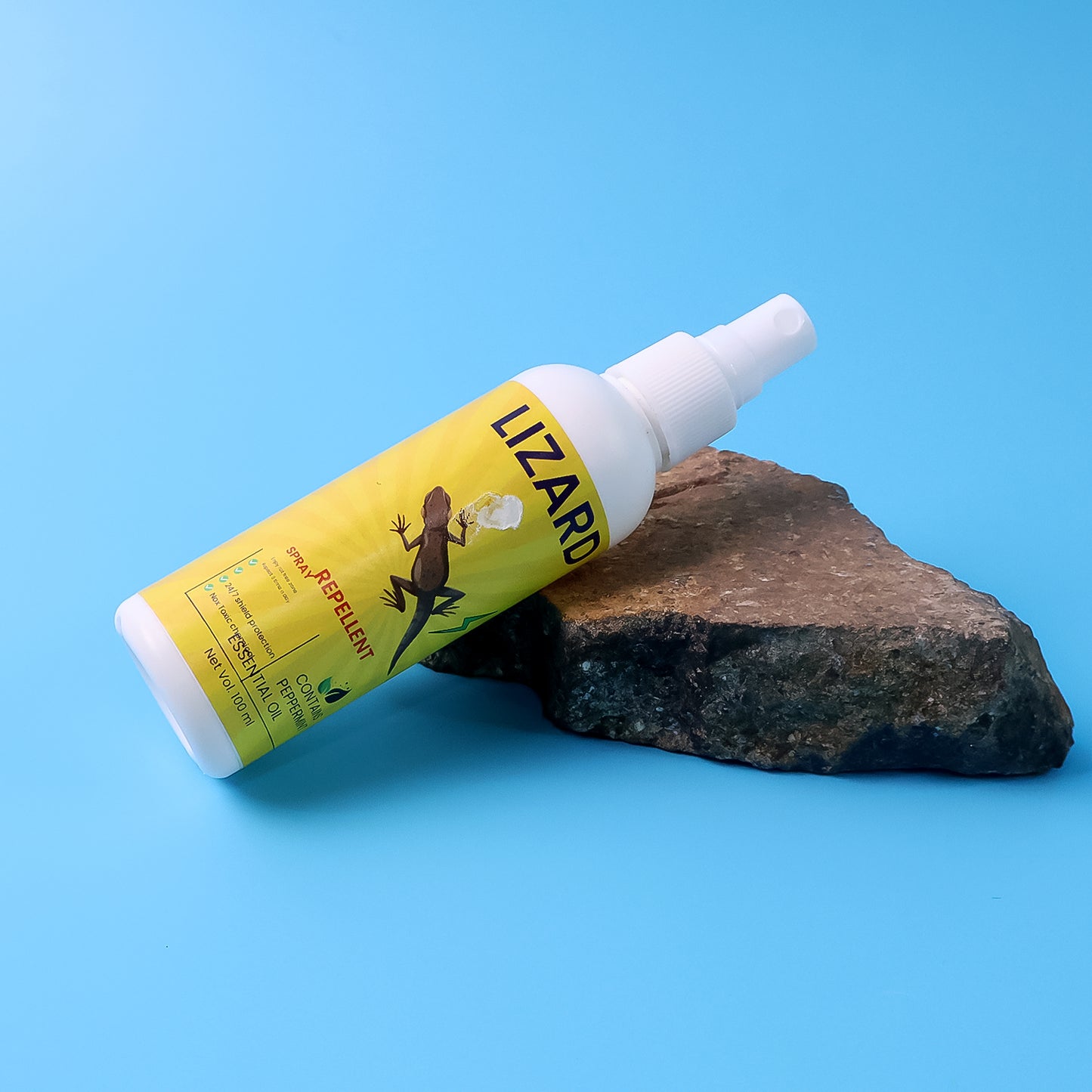 Wukusy lizard repellent spray bottle, 100ml, for home pest control, with a spray nozzle on a white background.
