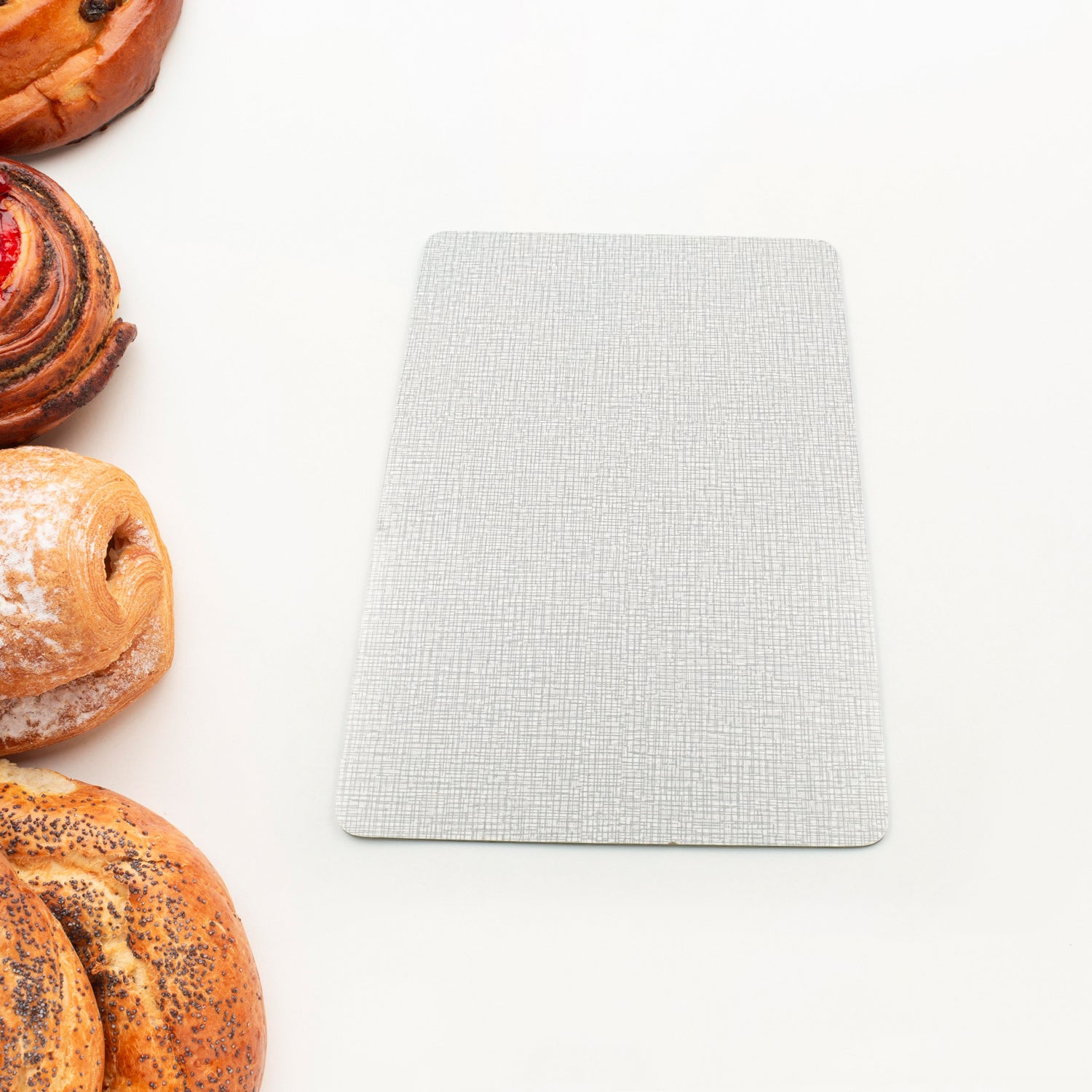 Wukusy 5850 kitchen chopping board made of plastic, used for vegetable, fruit, and multi-purpose food cutting in home kitchen.