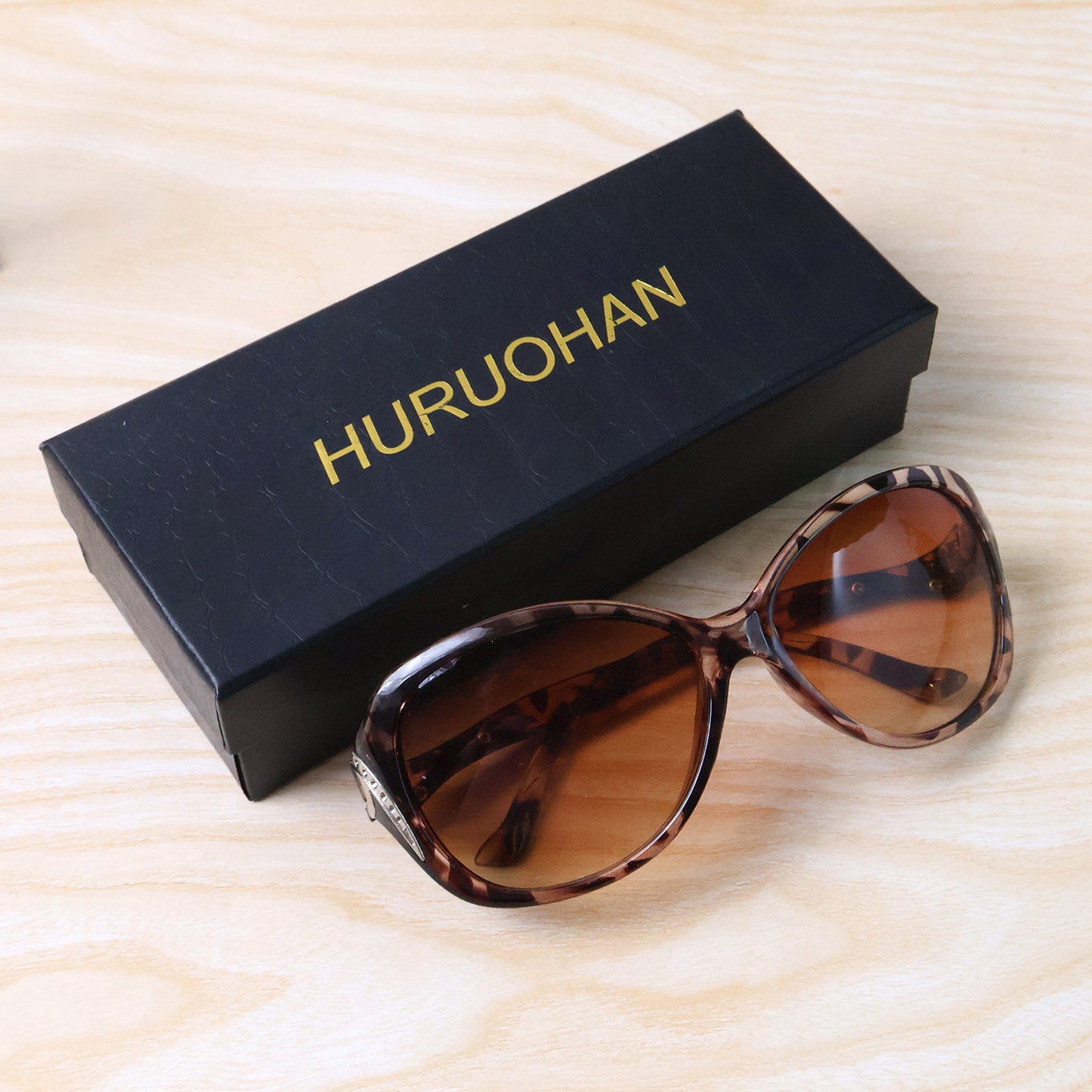 Wukusy UV400 protective fashion sunglasses with black frames and dark lenses, designed for stylish eye protection.