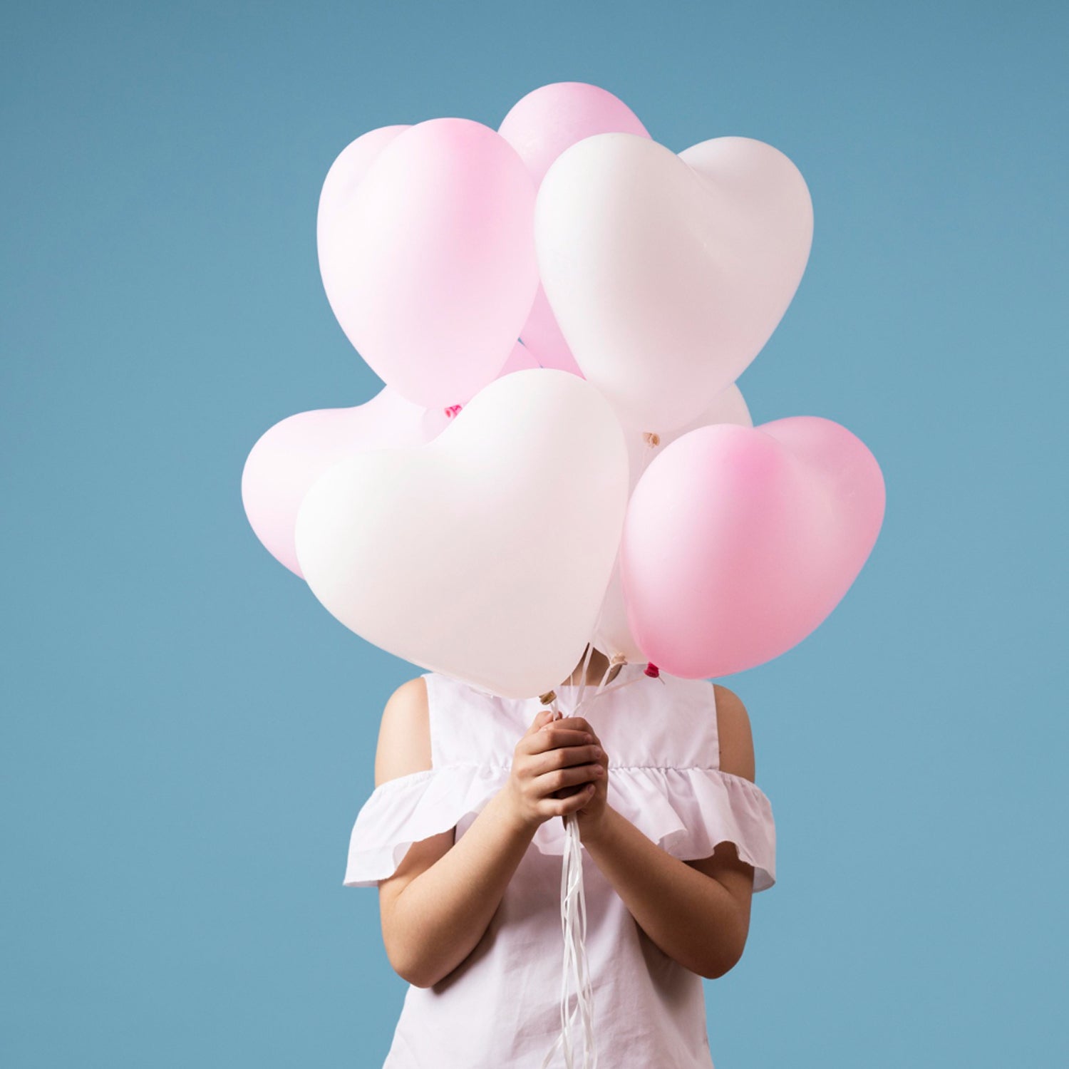Pink heart-shaped balloon from Wukusy, toy balloon with shiny surface and string, perfect for celebrations and decorations.