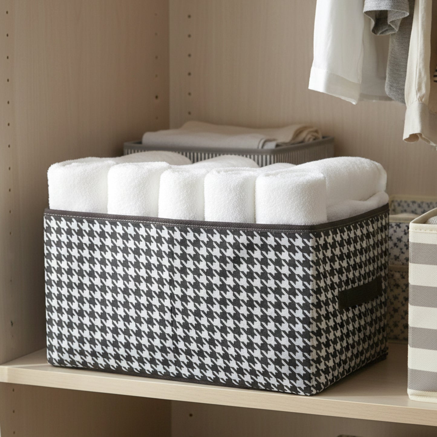 Foldable fabric storage basket by Wukusy, 40x28cm, showing a lightweight, collapsible organizer box for home or closet storage.