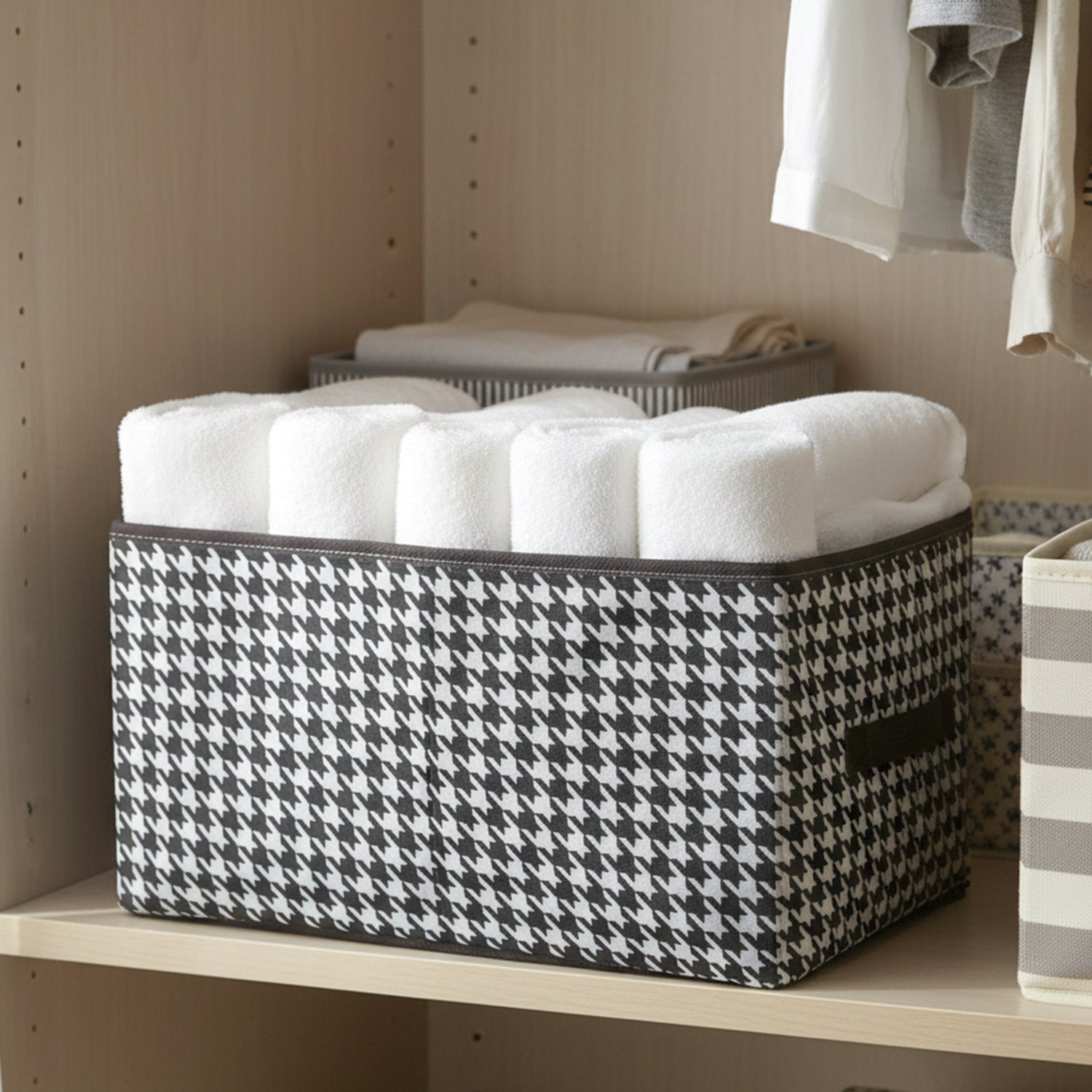Foldable fabric storage basket by Wukusy, 40x28cm, showing a lightweight, collapsible organizer box for home or closet storage.