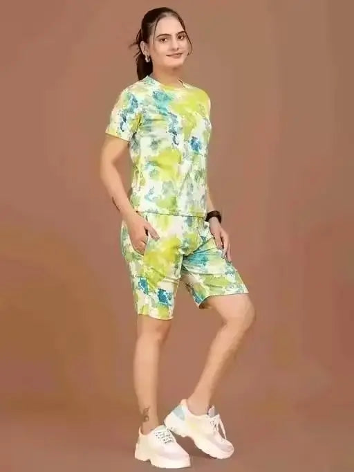 Women’s thermal set by Ekom featuring a cozy, stylish design with a fitted top and matching pants for warmth and comfort.