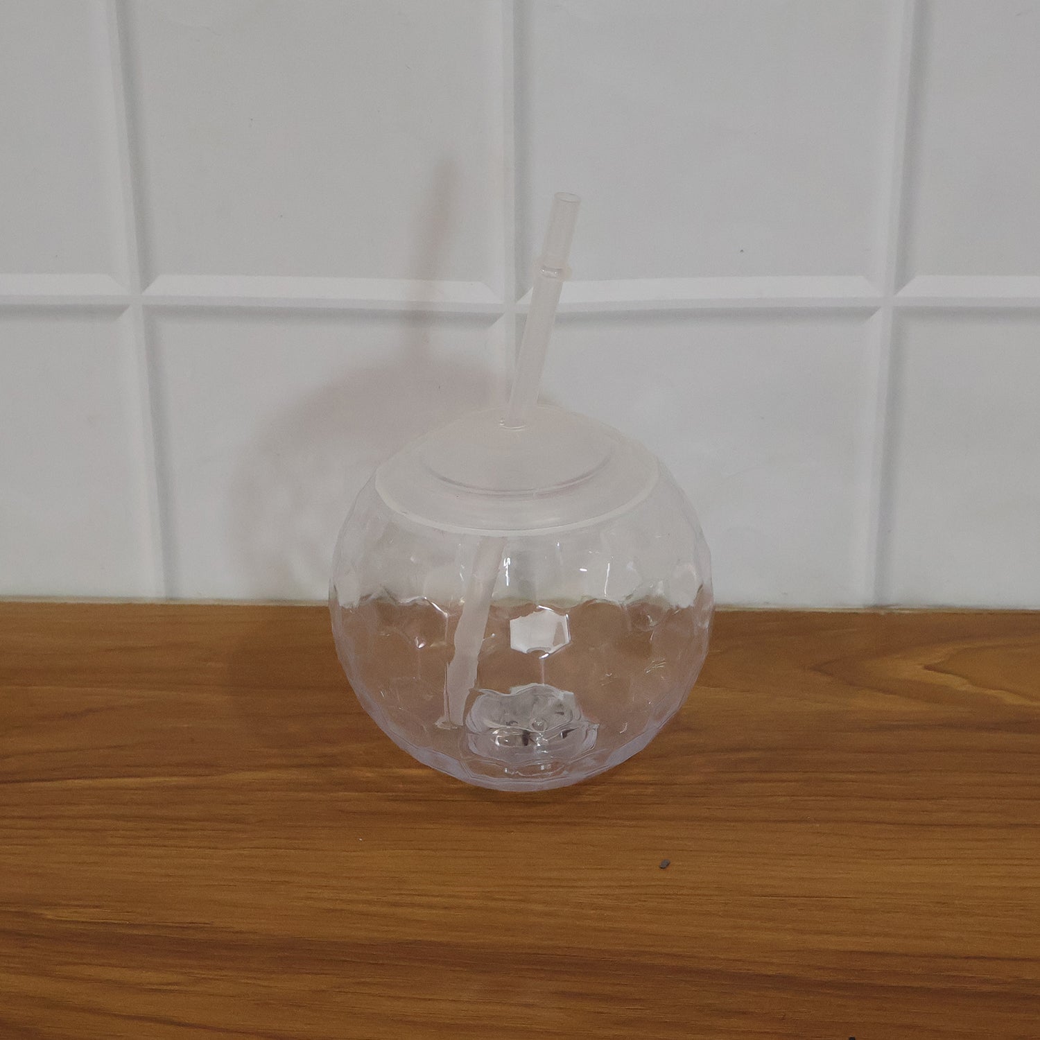 Wukusy LED glow drink cup with straw, illuminated in vibrant colors, showing a transparent plastic cup with a colorful light feature.