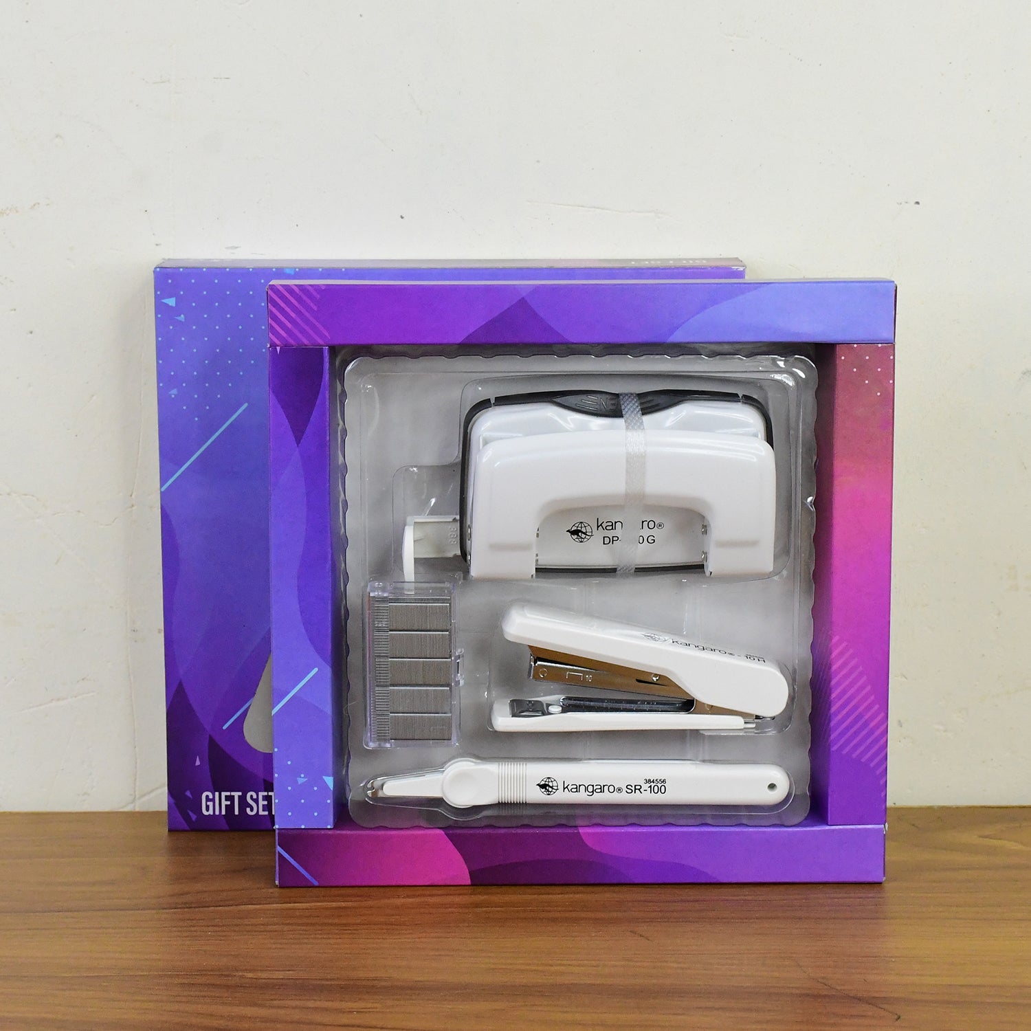 Wukusy Kangaro 4-in-1 premium office stationery gift set with pens, notepad, and accessories on a white background