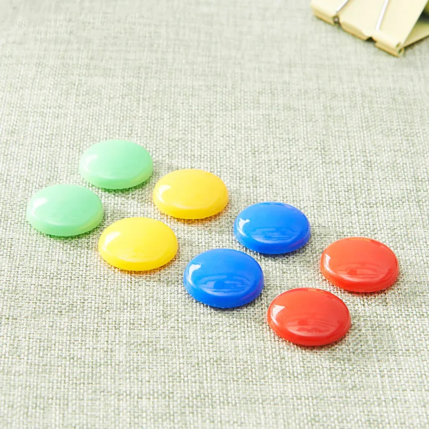 Set of 10 round magnetic buttons by Wukusy, durable magnetic toy set for children, ideal for experiments and home improvement projects.