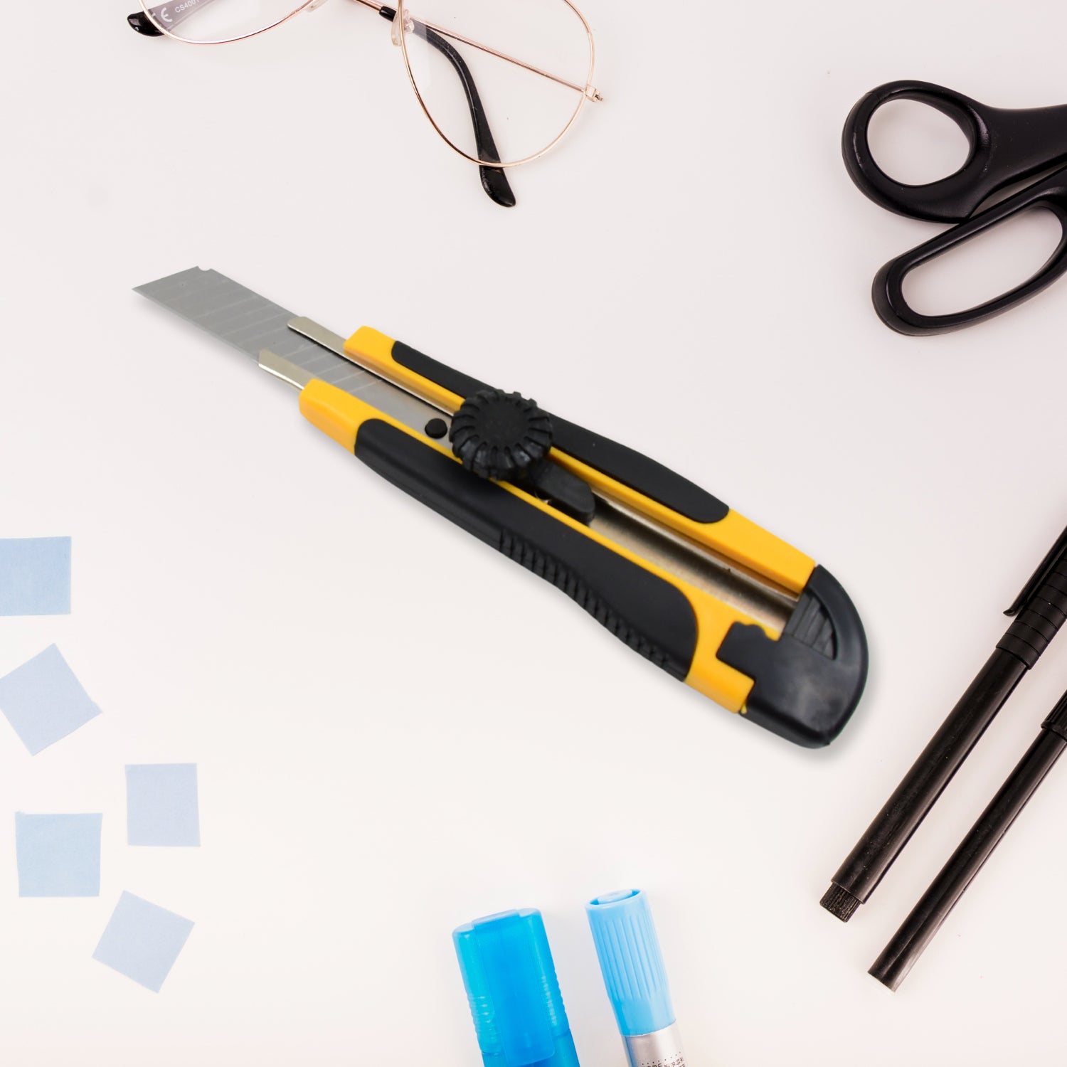 Wukusy cutter knife set with black handle and 4 replacement blades, shown on a plain background for precise cutting tools.