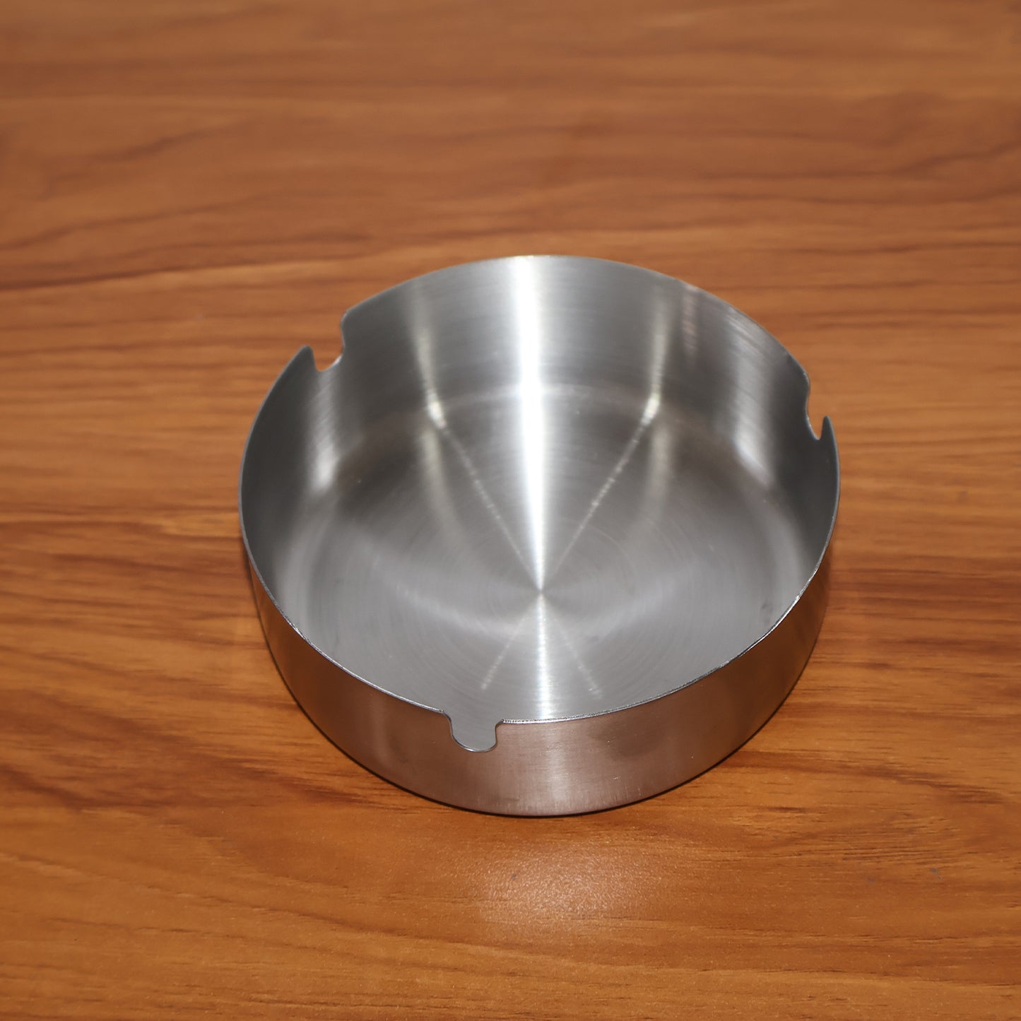Wukusy round tabletop cigarette ashtray with multiple rest slots for cigarettes, made of durable material.