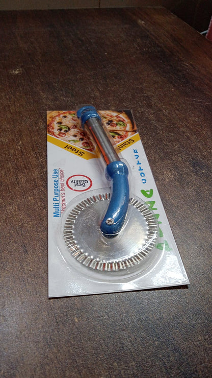 Wukusy multi-purpose curly pizza cutter and pastry cutter for sandwiches, designed for home and kitchen use, shown in the image.