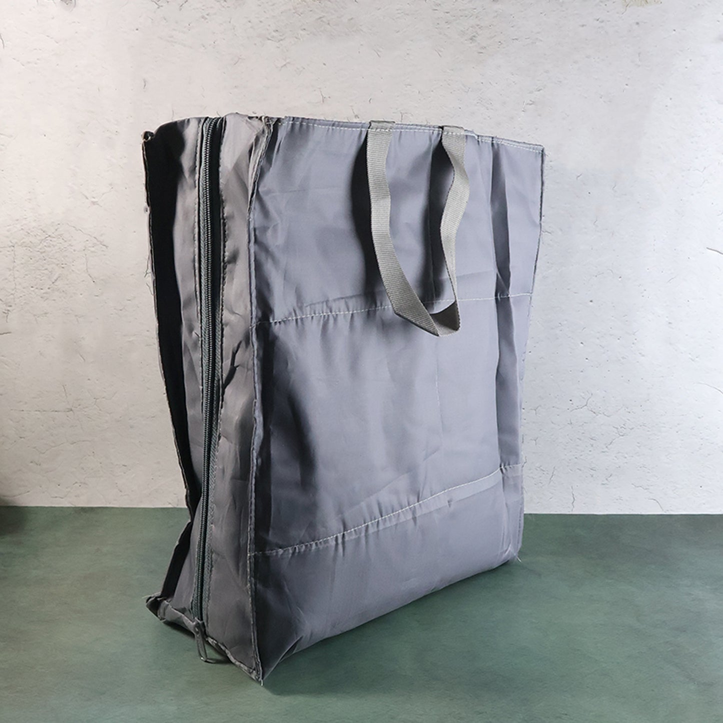 Wukusy travel shoe storage bag, compact and portable, designed to organize and protect shoes during travel.