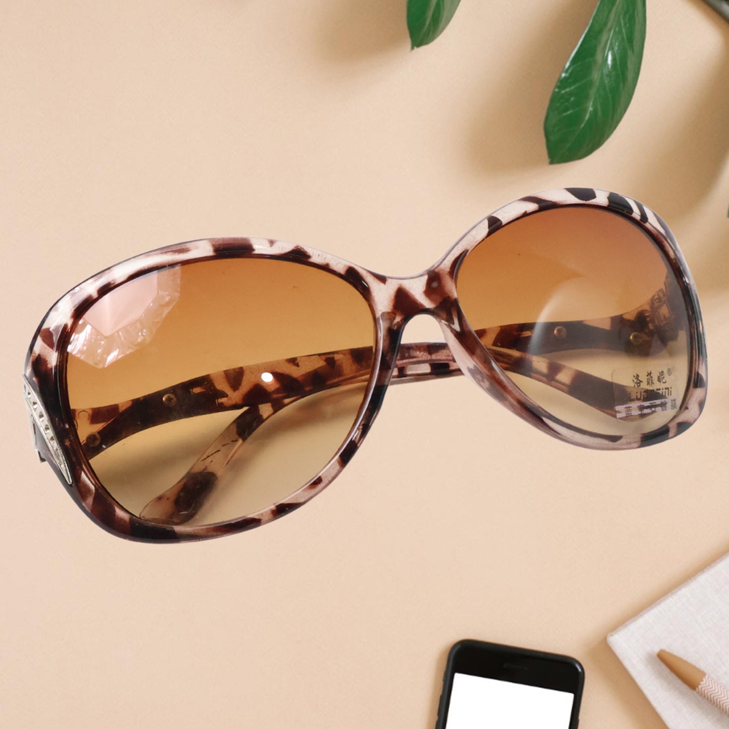 Wukusy UV400 protective fashion sunglasses with black frames and tinted lenses, designed for stylish eye protection.