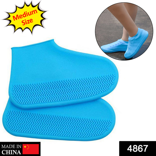 Wukusy non-slip silicone rain boot cover, waterproof and foldable, designed to keep shoes dry and prevent slipping.