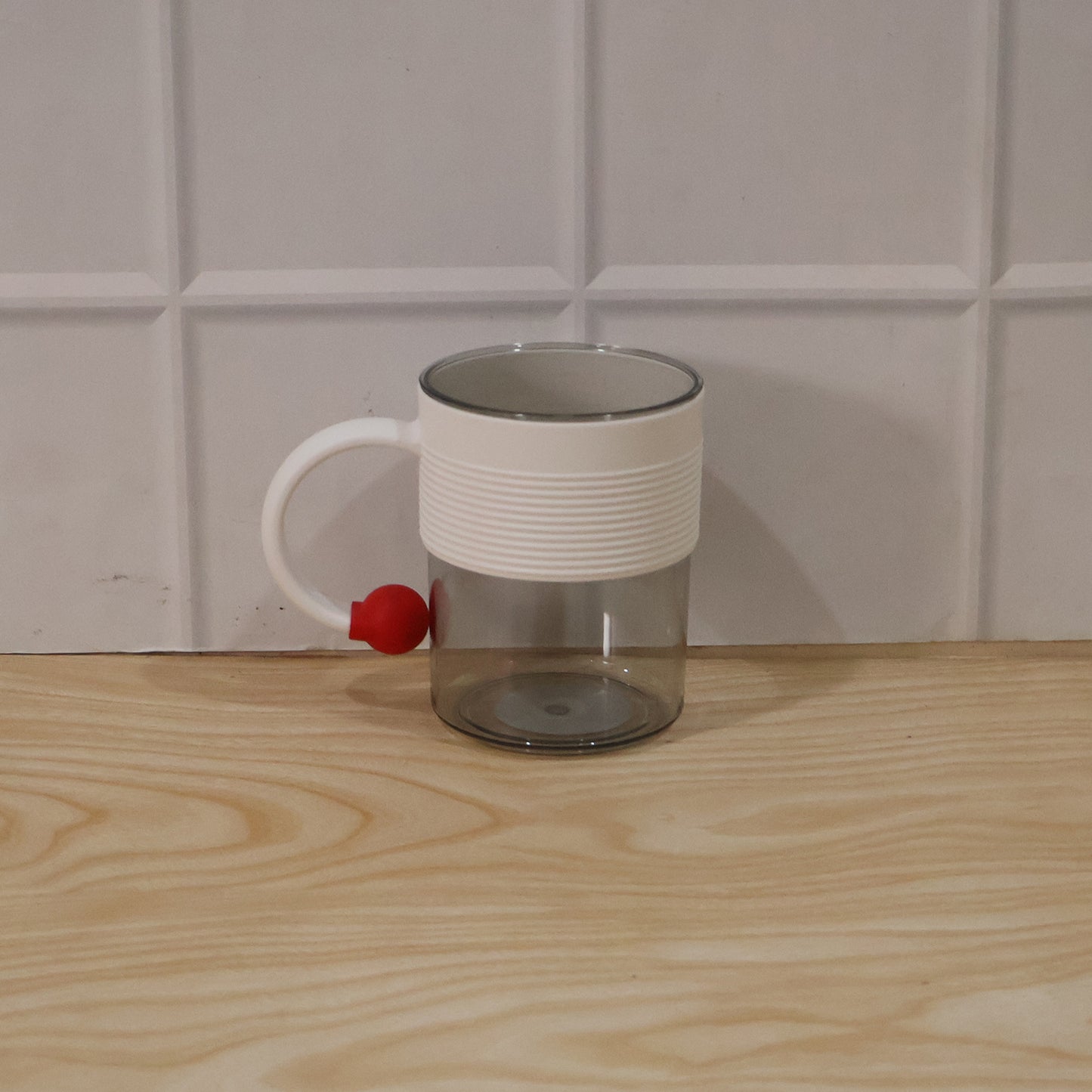Clear plastic tea and coffee mug with ring handle from Wukusy, ideal for home or office use.