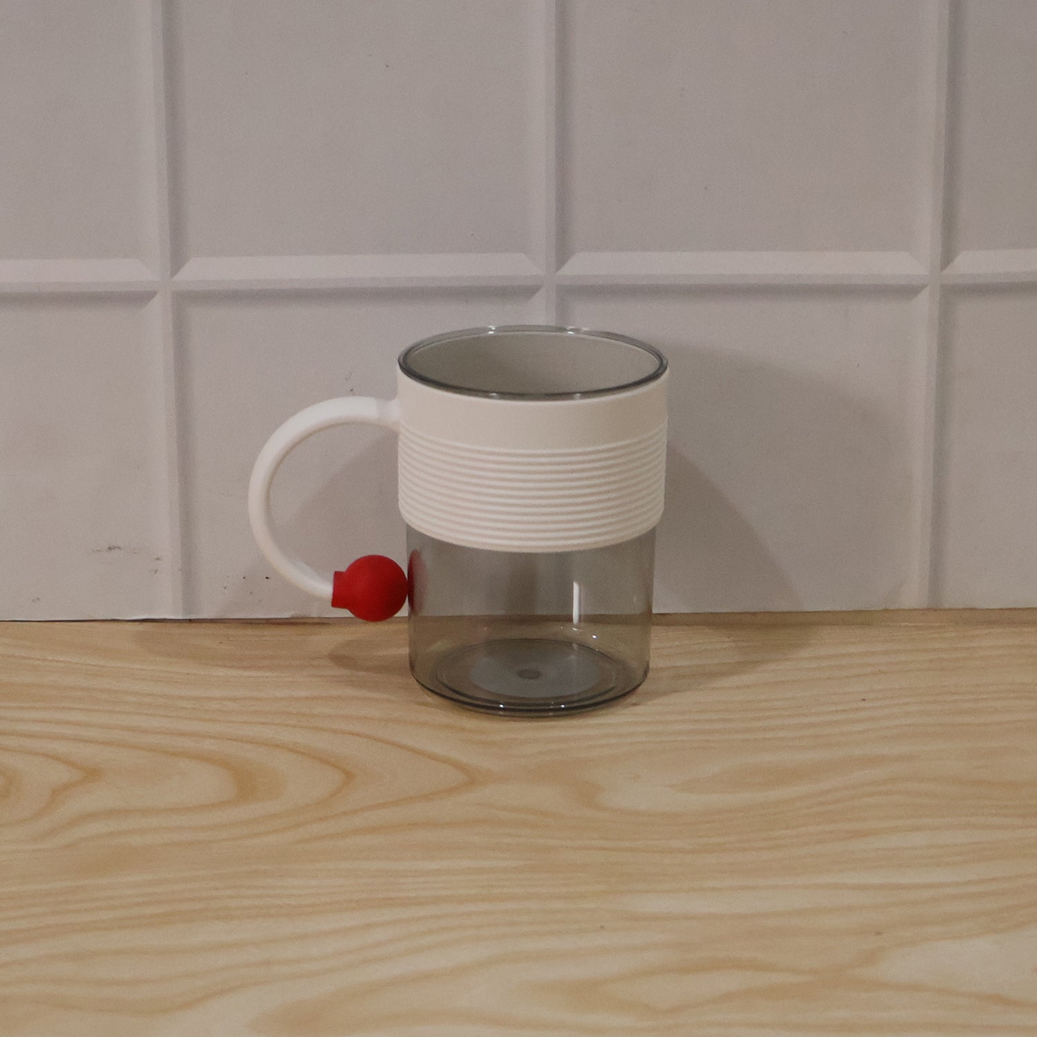 Clear plastic tea and coffee mug with ring handle from Wukusy, ideal for home or office use.
