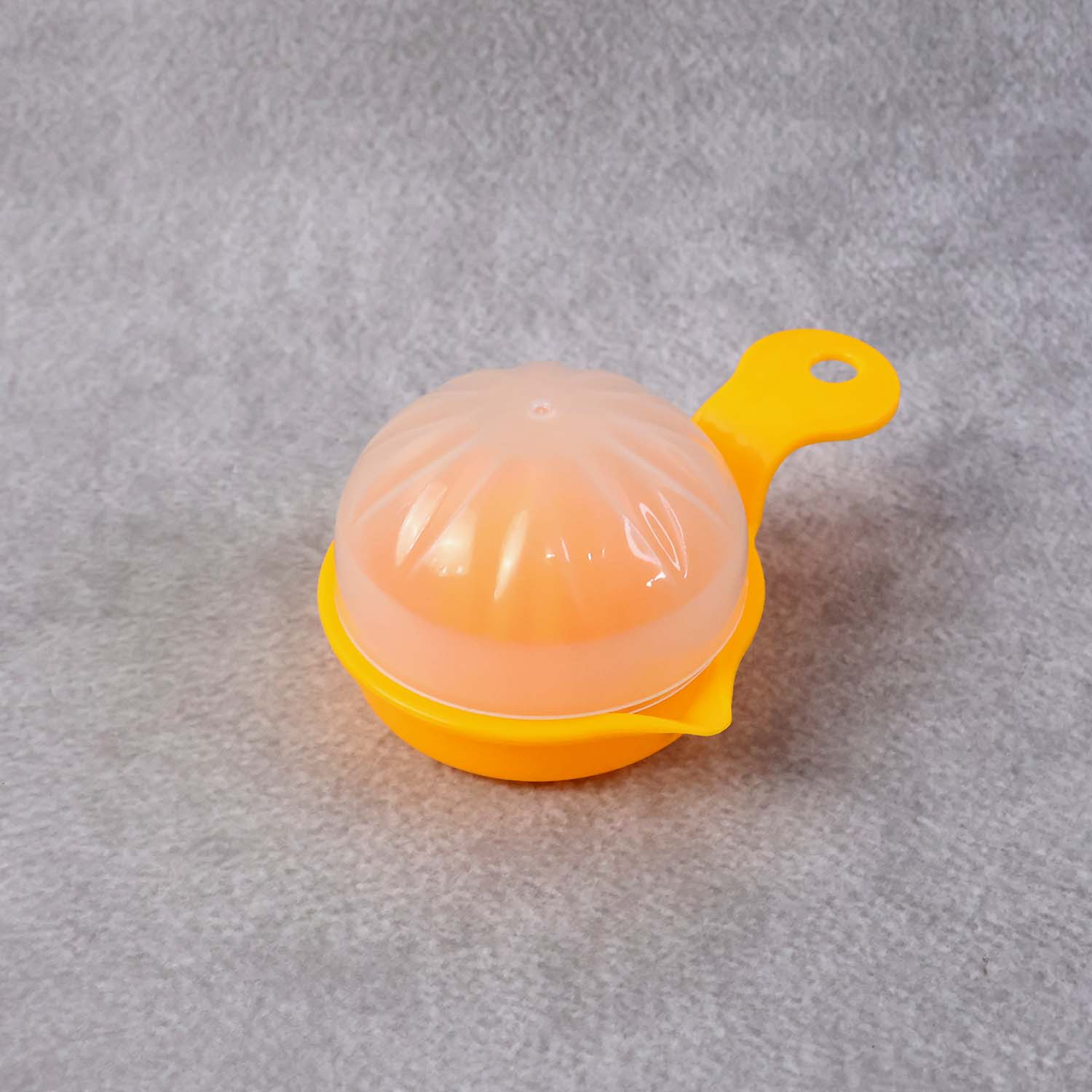Wukusy hand-operated citrus juicer in white plastic with a clear container and reamer for fresh juice extraction.