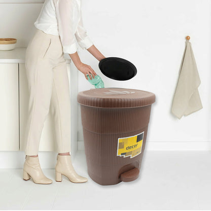 Wukusy 3636 mini plastic pedal dustbin, small size for kitchen, office, or car use, with lid and foot pedal for hands-free disposal