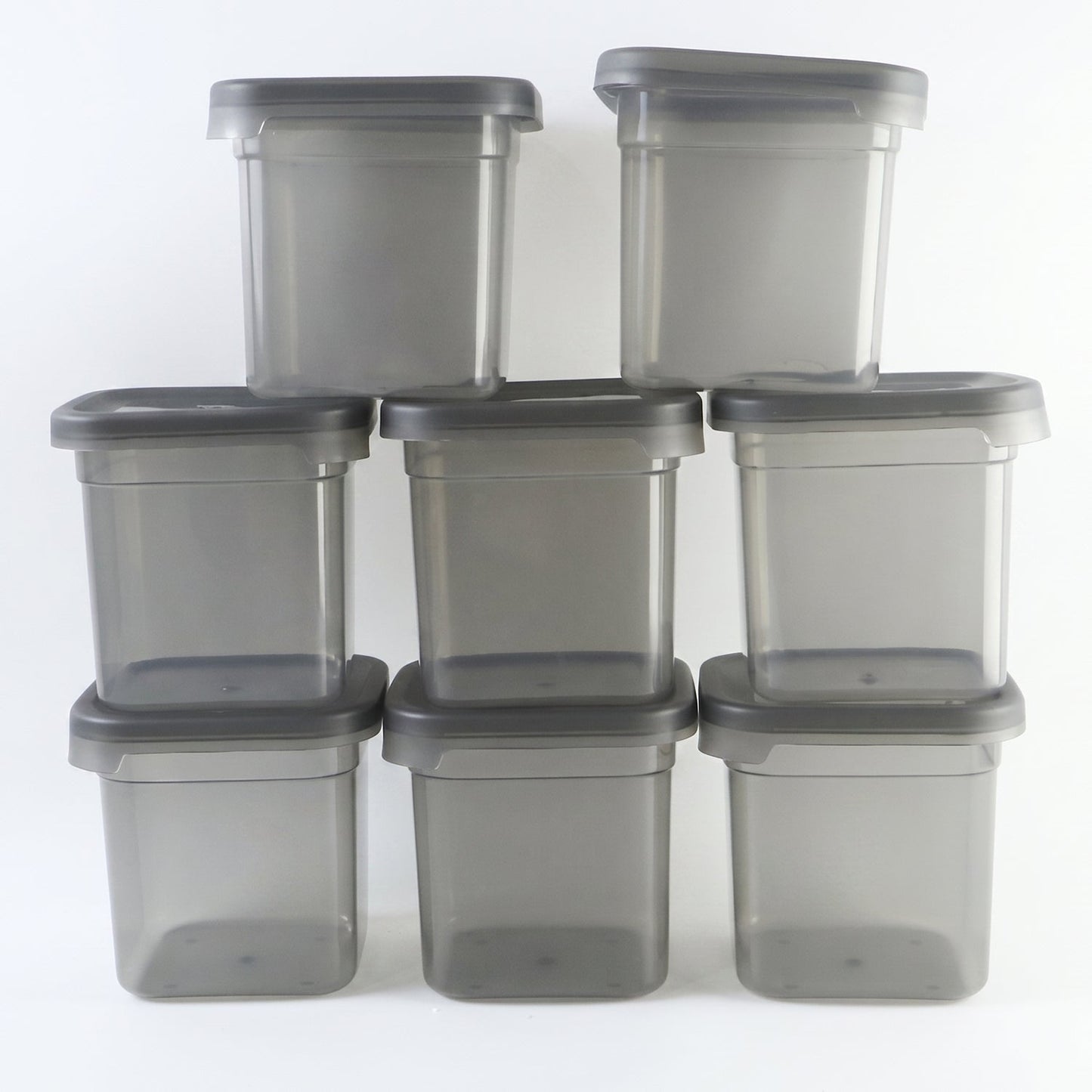 Eight Wukusy plastic food storage containers with 700ml capacity, airtight lids, and clear design for pantry organization.