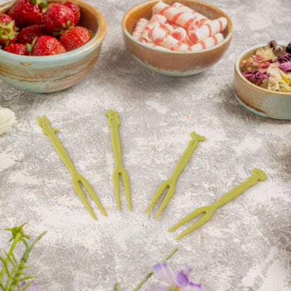 Set of 50 Wukusy plastic mini fruit forks for cake and desserts, featuring colorful, lightweight utensils perfect for parties and gatherings.