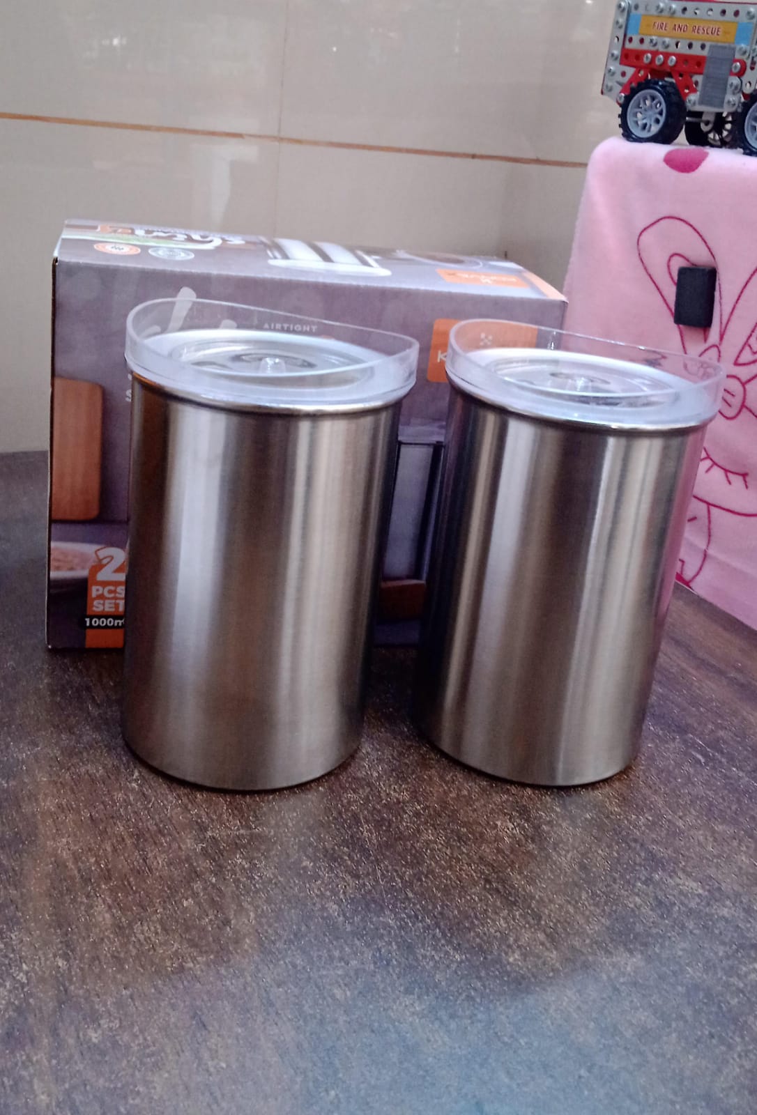 Wukusy stainless steel airtight containers with clear lids, 2-piece set, 1000 ml capacity, ideal for kitchen storage.